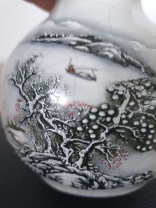 Китайска порцеланова ваза с пукаща глазура с ръчно рисувана