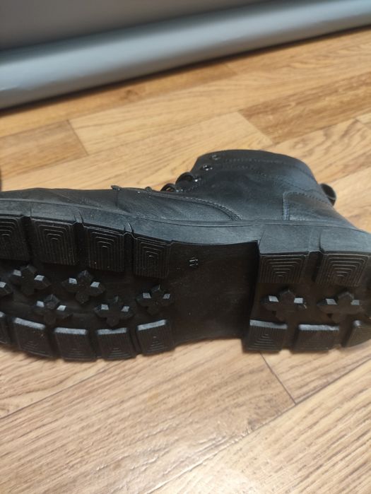 Продам ботинки осенние