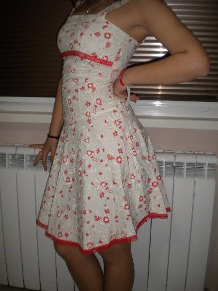 НАМАЛЕНА - Бяла рокля на червени и бели цветчета