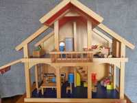 Дървена къща за кукли Goki с дървено обзавеждане.