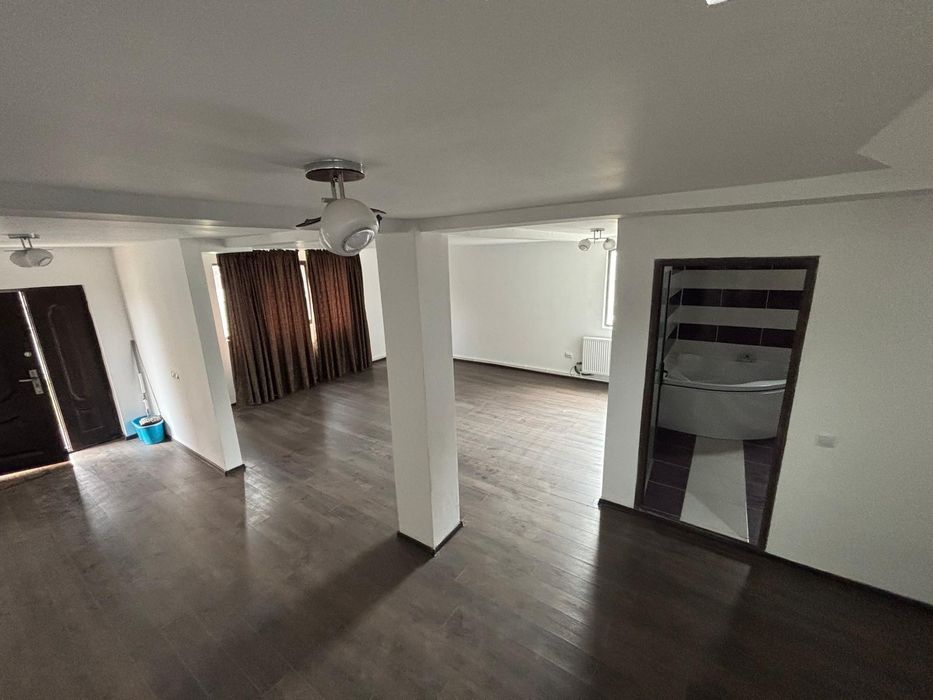 Vând casă cu mansardă si toate utilitațile in zonă excelenta!