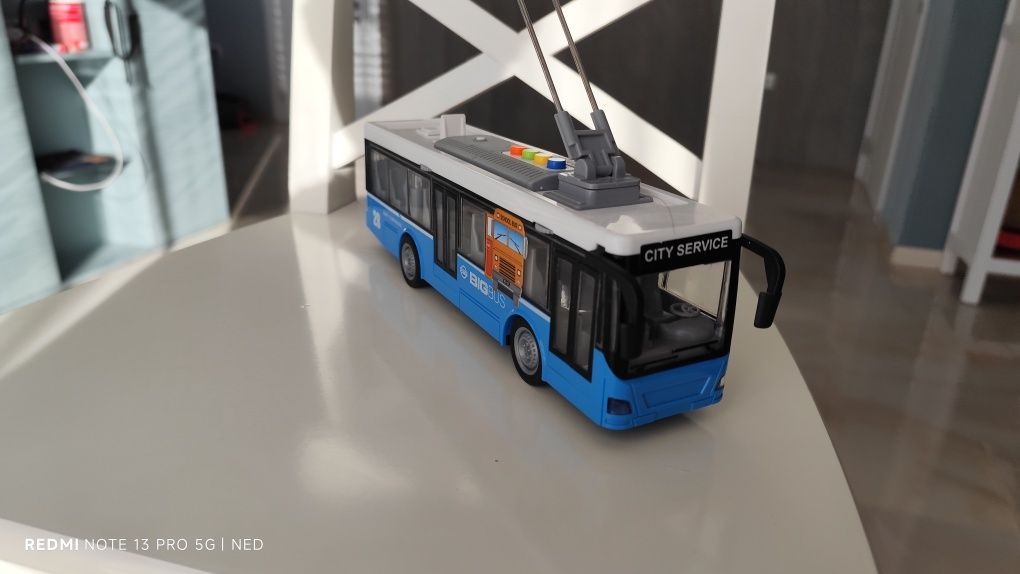 Автобуси играчки