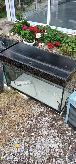 Два аквариума за рибки