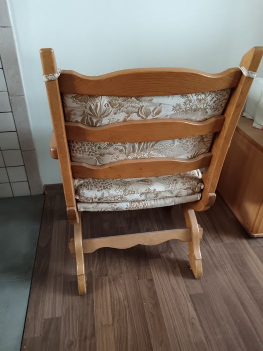 Стари масивни столове в отлично състояние 4 бр.