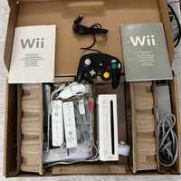 Nintendo Wii с комплектом аксессуаров и игрой Wii Sports