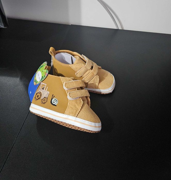 Sneakersi galbeni 7-12 luni