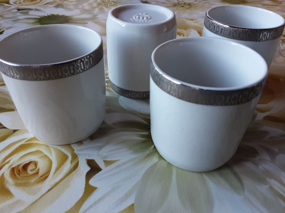 Различни чаши от порцелан и стъкло