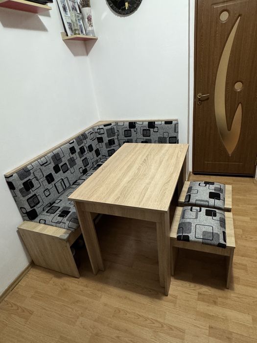 Vând colțar de bucătărie cu masă și 2 scaune