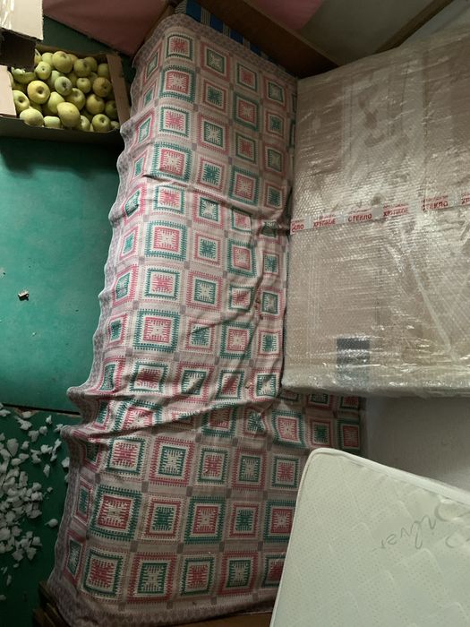 Кровать и тумба с зеркалом