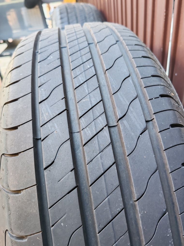 Vând cauciucuri Goodyear Efficient Grip 2 SUV 225/60/r18