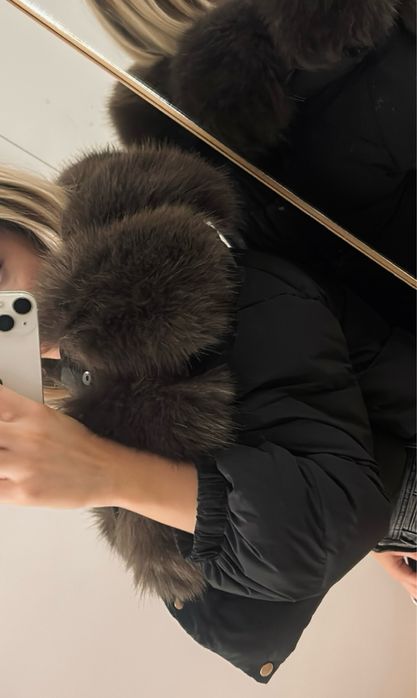 Дамско яке с пухена яка.