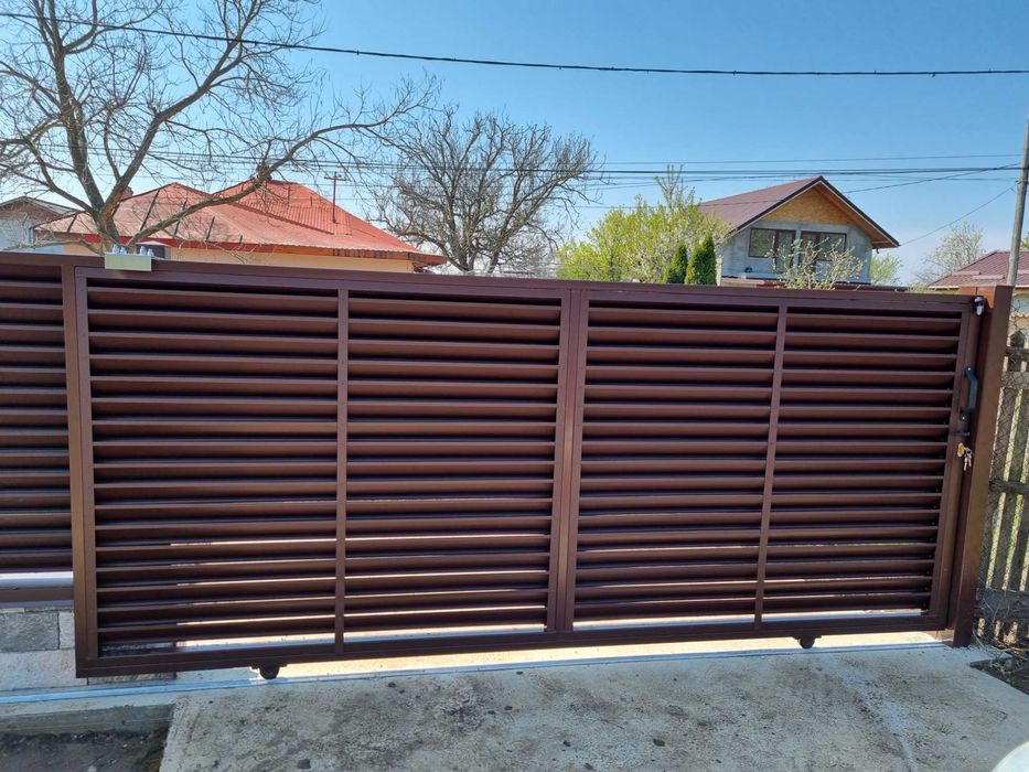 Porti si garduri metalice tip jaluzea Maro Ral 8017