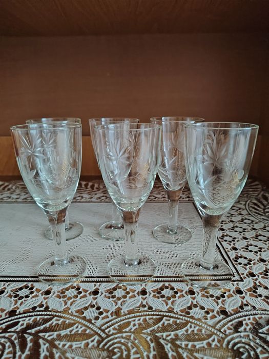 Продам рюмки на ножках.