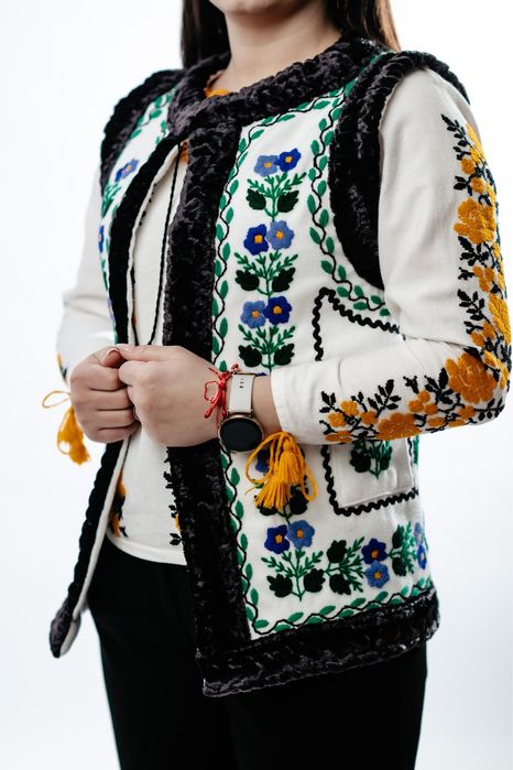 Veste cu motive traditionale, cusute manual