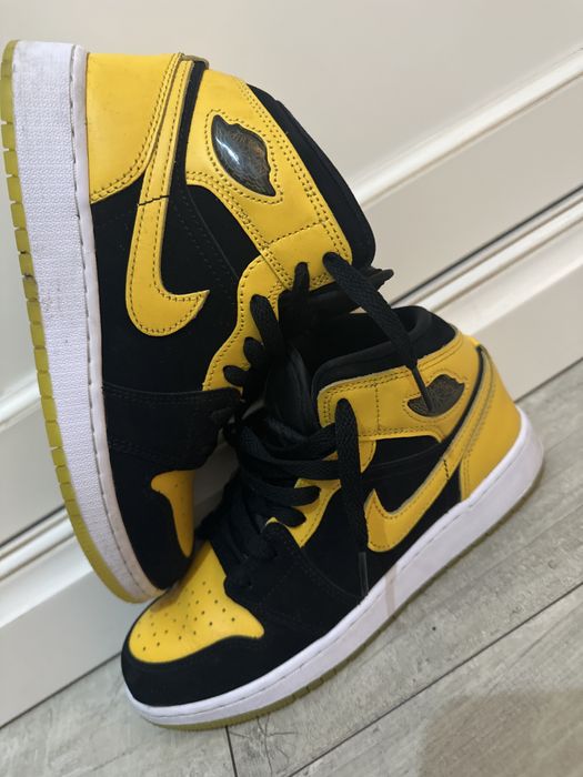 Air Jordan 1 Mid SE in a black and yellow colorway.