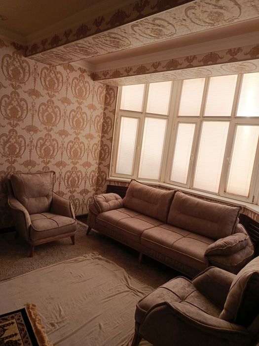 Срочно продается диван с двумя креслами совсем новая