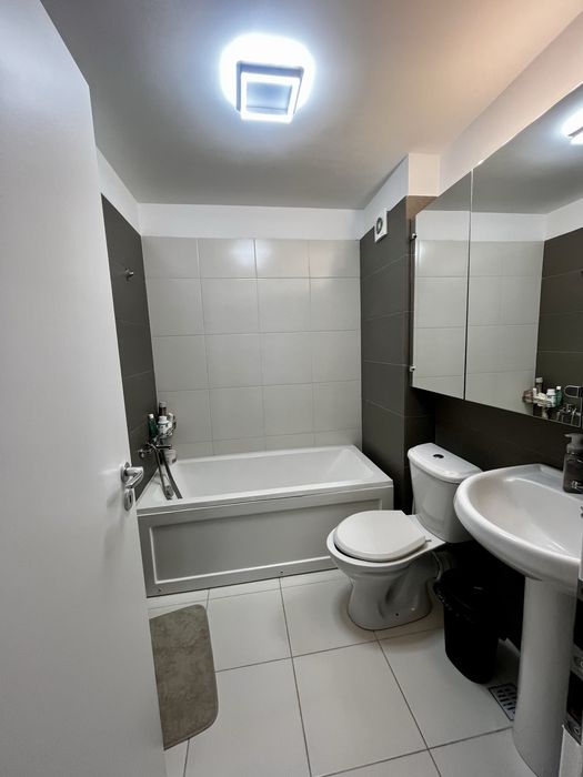 Mutare rapida apartament de vanzare 3 camere, pod, 4 locuri de parcare