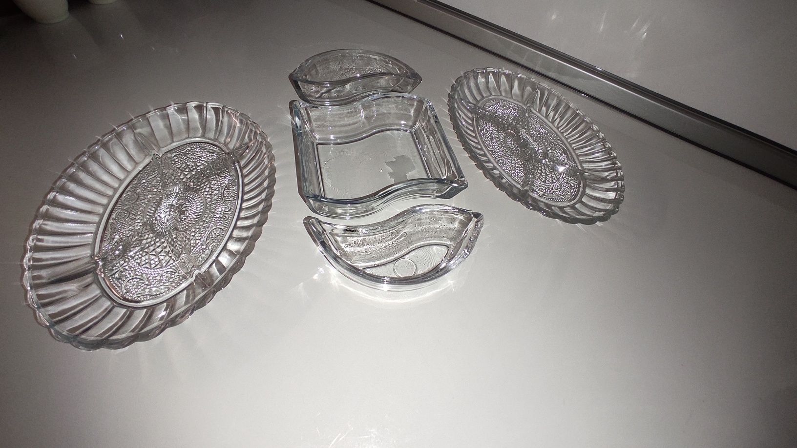 Стъклени чинии и чаши