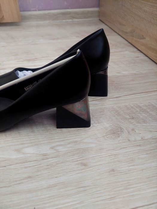 Дамски обувки на ток 37 номер