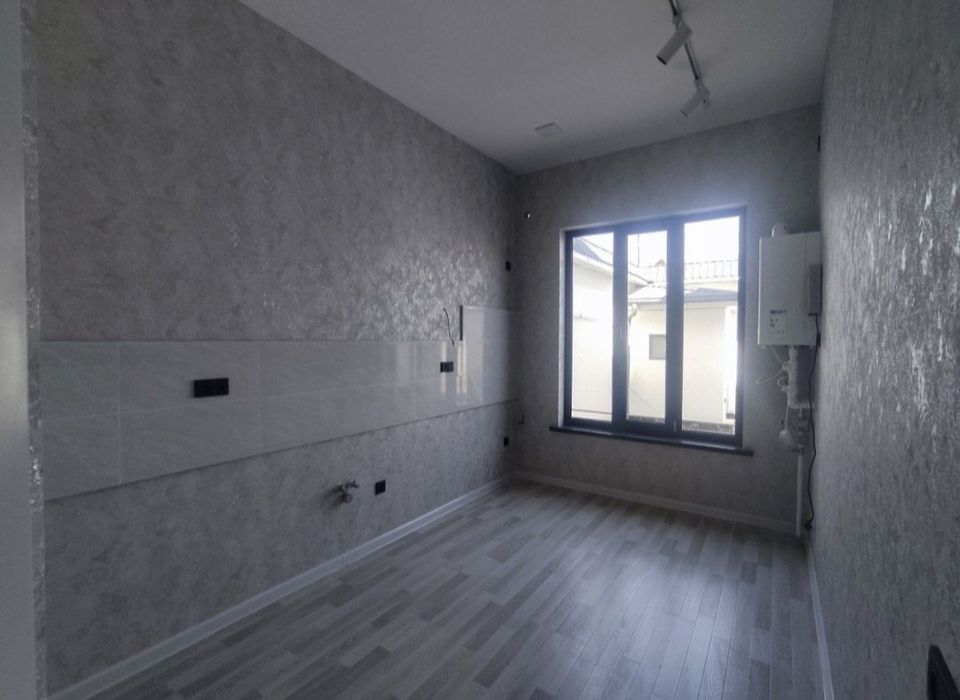 Uy sotiladi 2 sotix 4 xona