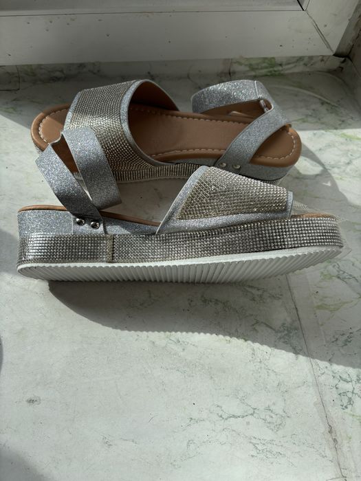Босоножки со стразами