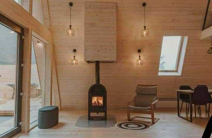 Cabana stil A Frame, casa, foisoare si terase din structura de lemn