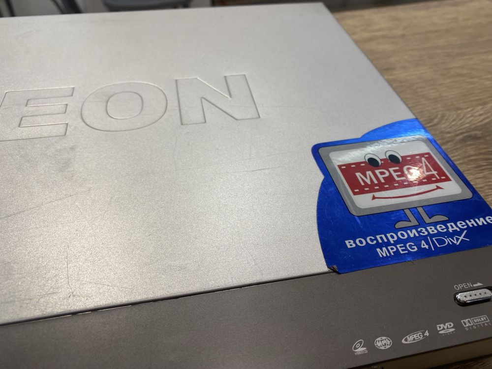 видеоплеер Odeon и 100 фильмов и дисков к нему