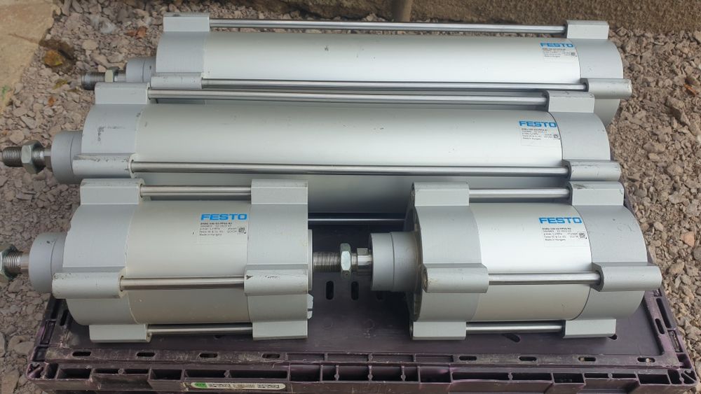 4 Cilindri pneumatici Festo