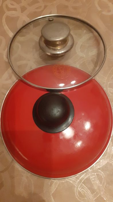 Продам 2 крышки.  Диаметр 18см и 16см