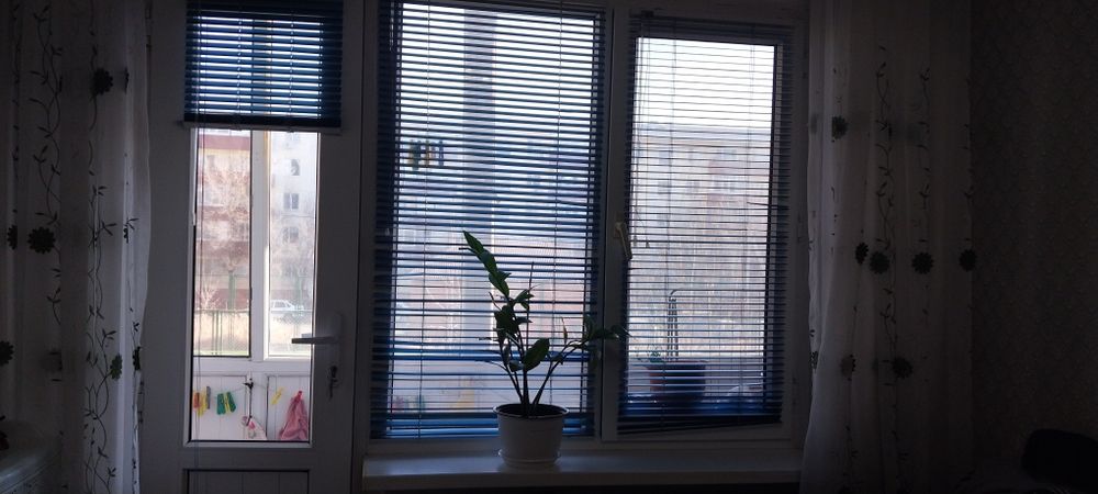 Жалюзи для балконного окна БУ