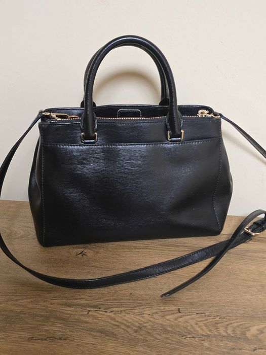 DKNY оригинална дамска чанта от естествена кожа