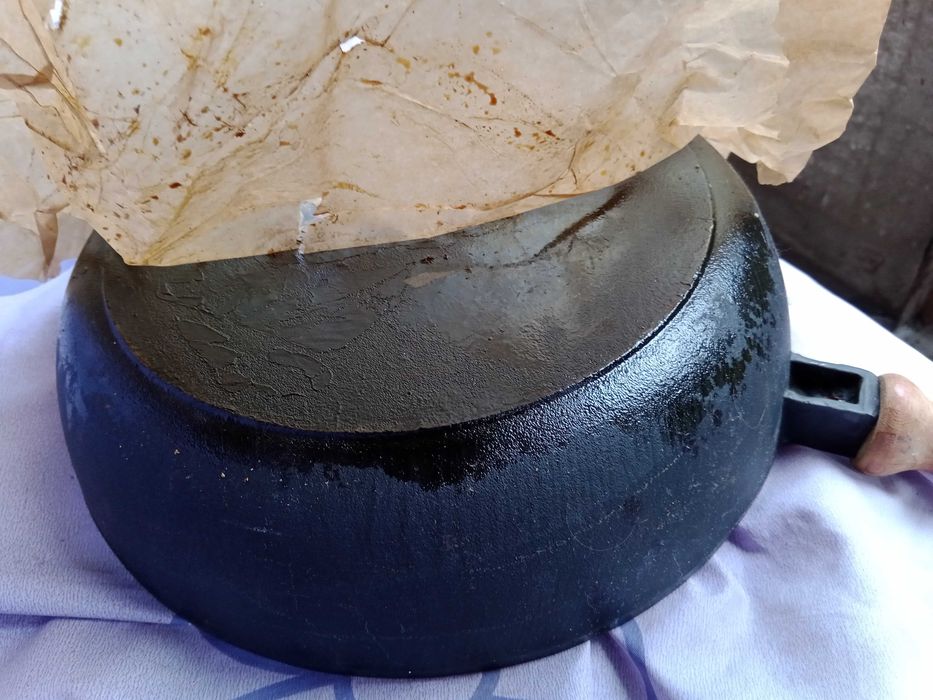 Чугунени съдове за готвене.