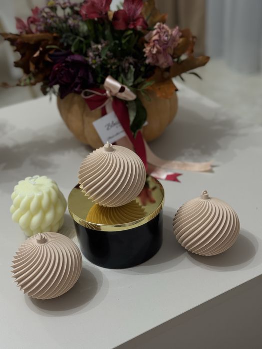 Globuri diferite culori