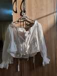 Top cropped cu broderie