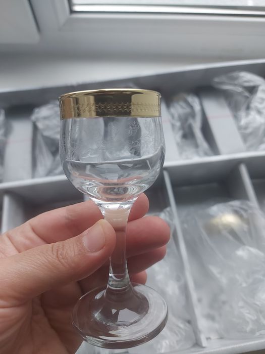 Рюмки 12 штук с красивым узором.