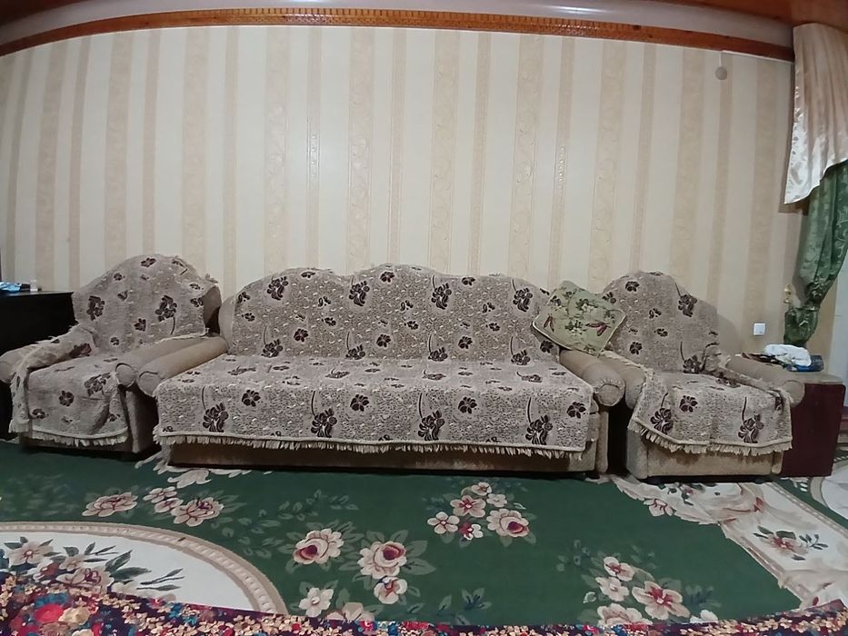 Mebel sotiladi. Divan va Rossiyada ishlab chiqarilgan stenka.