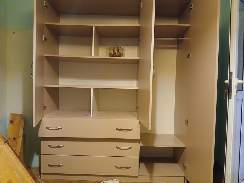 Гардероб, три крила(H/L/W: 201/160/53 cm)