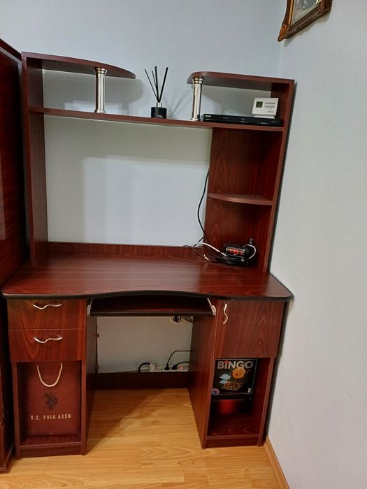 Vând birou  din două piese