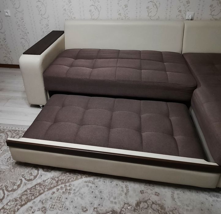 Диван - кровать со столиком.