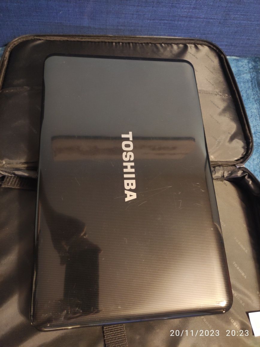 Лаптоп Toshiba Satellite C855-1QJ, с чанта Toshiba