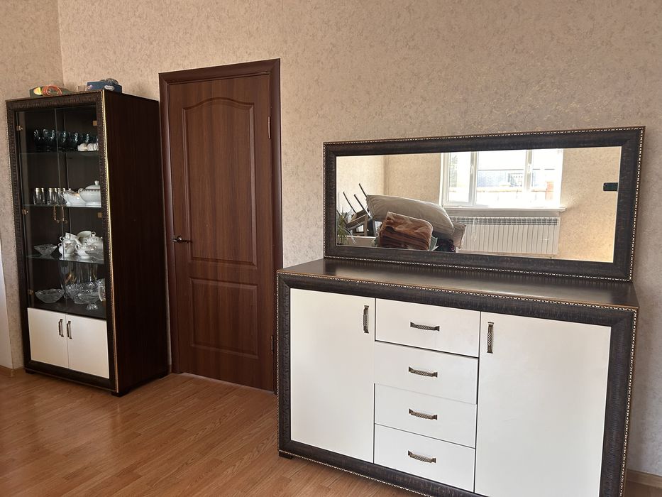 Продам шкаф для гостинной и комод с зеркалом . Оба за 50.000