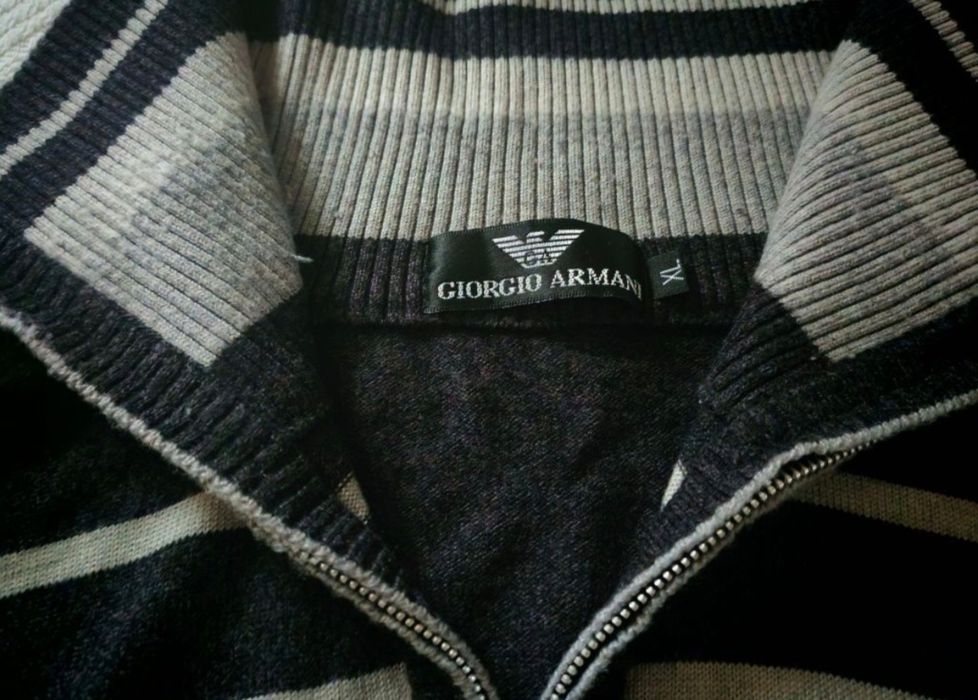 Pulover Giorgio Armani mărimea XL, purtat o data, impecabil.