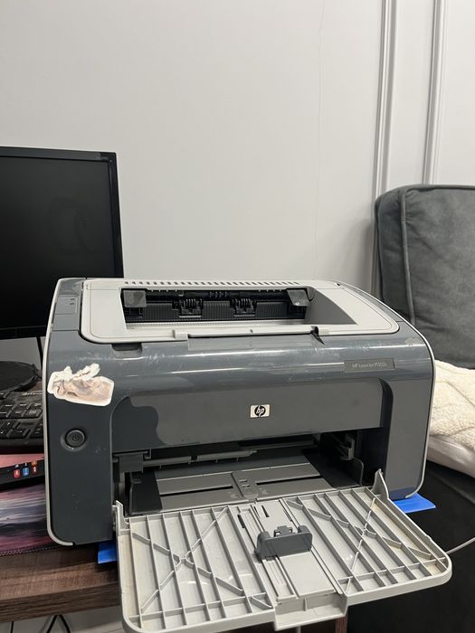 Принтер HP LaserJet p1102s в хорошем состоянии.