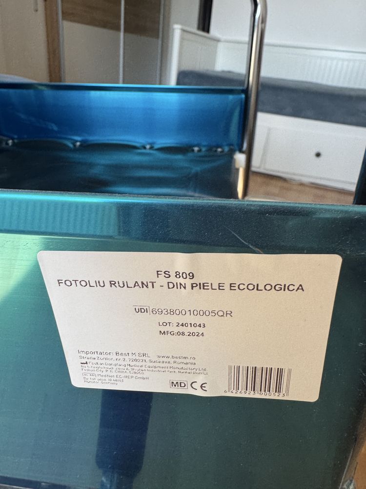 Vand scaun cu rotile nou
