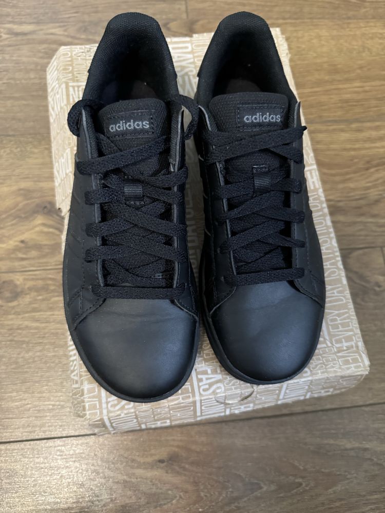Маратонки. Adidas