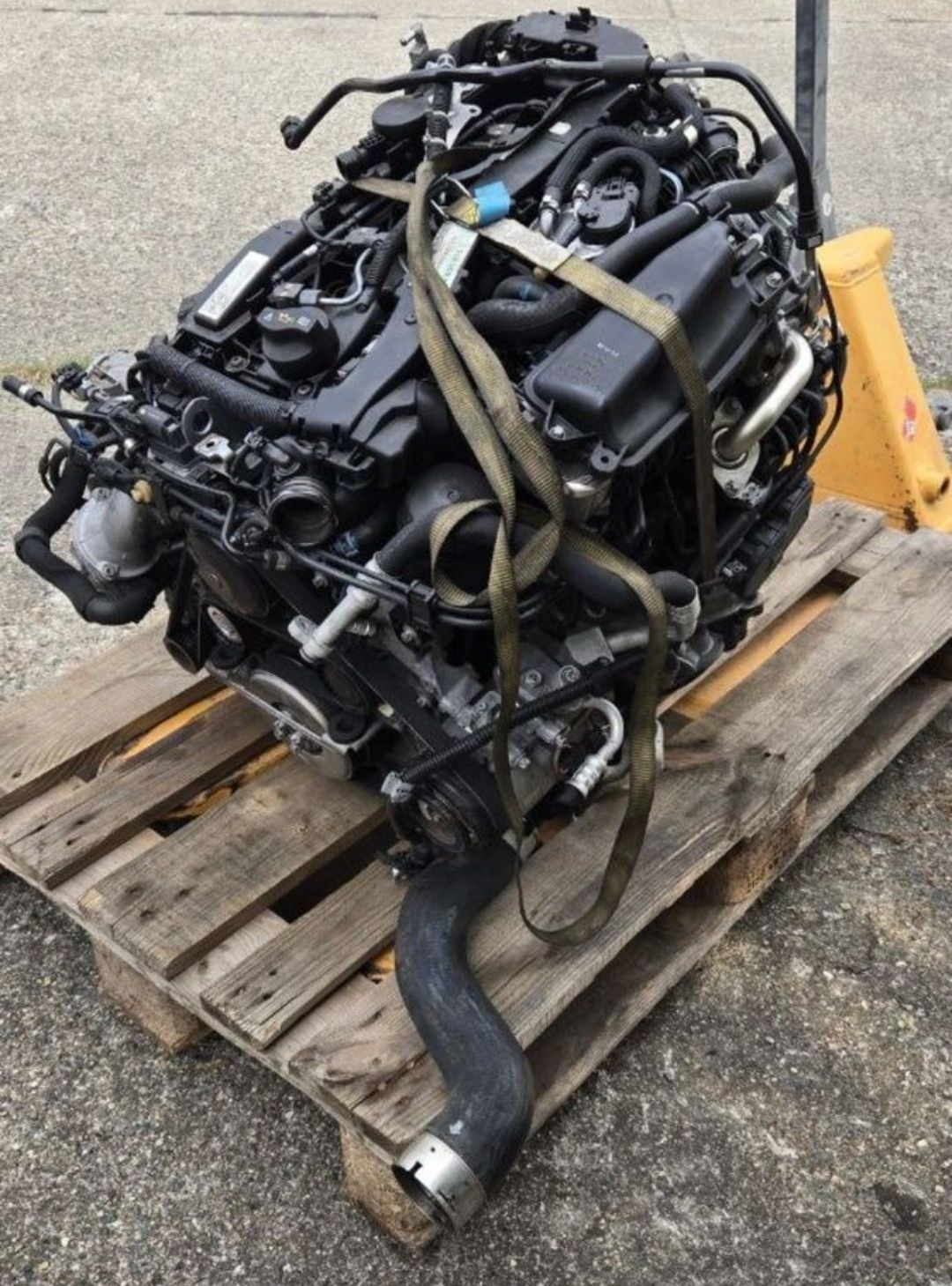 Vând motor om651