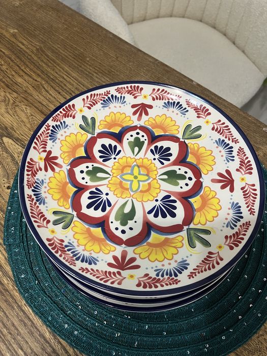 Посуда, маленькие тарелки 4 шт, большие - 6 штук