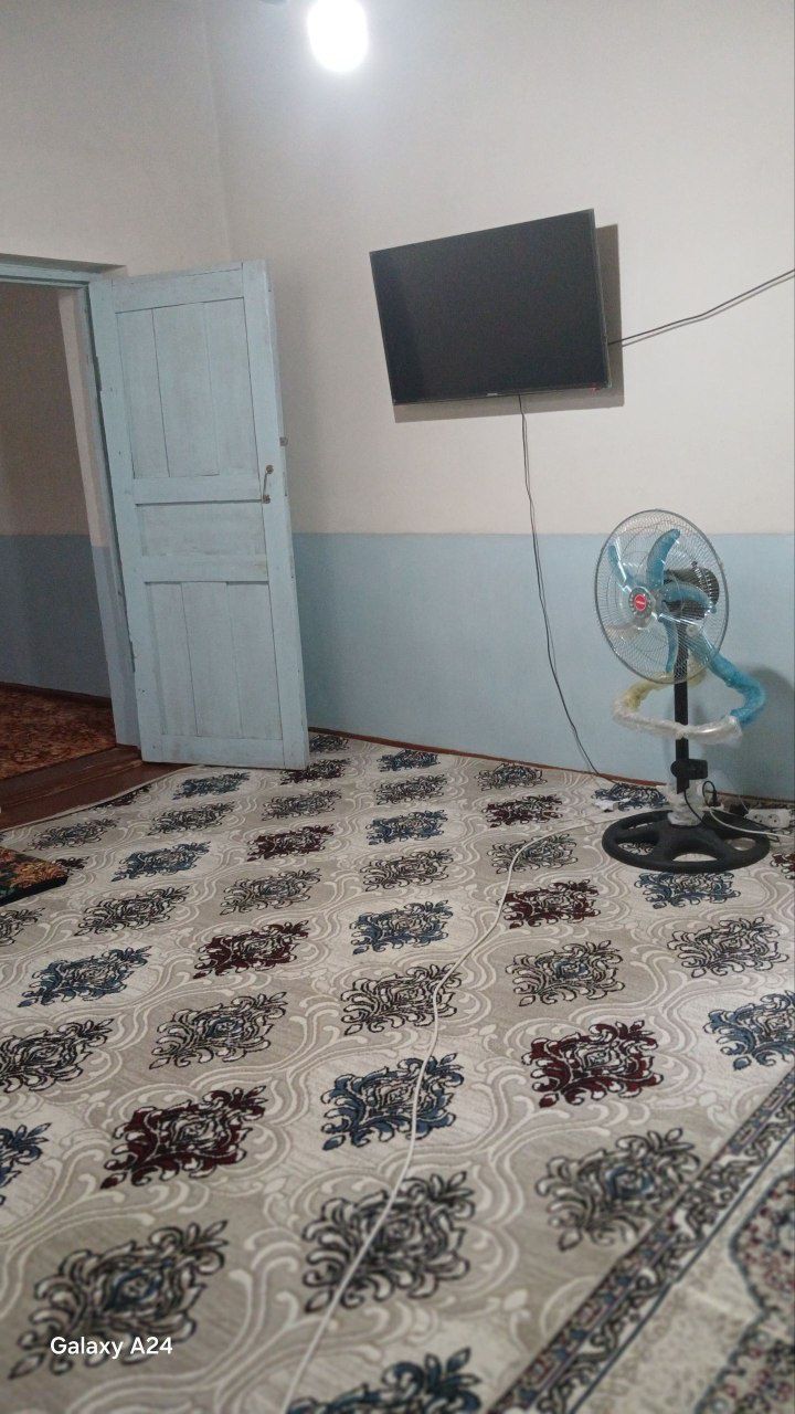 Angor tumani Qorasuvda hovlili uy sotiladi