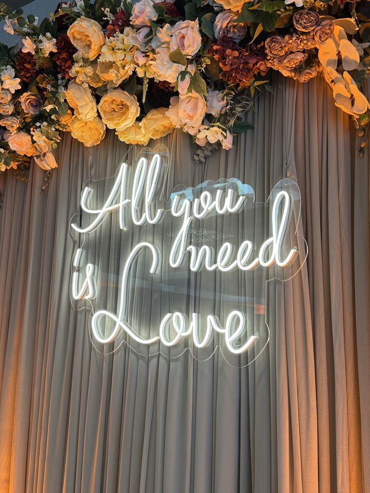Светещ надпис All you need is love