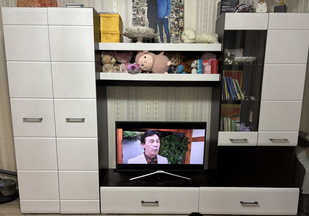 Продам гостинный шкаф